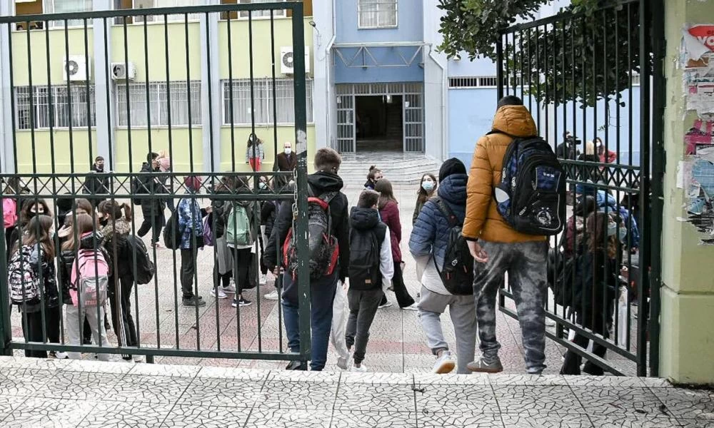 Πάτρα: Εξωσχολικός εισέβαλε σε Λύκειο-Τσακώθηκε με μαθήτρια και τραυμάτισε άλλα 2 άτομα